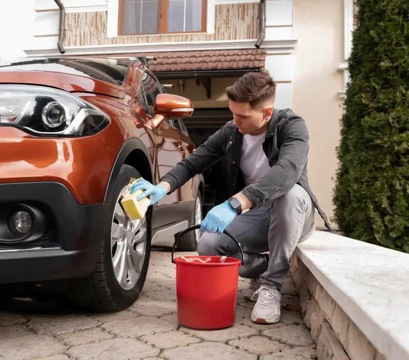 Lavage auto à domicile Pomeys : professionnel intervenant sur un véhicule